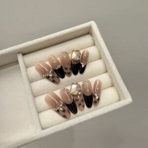 ins秋冬法式轻奢棕色豹纹美甲穿戴甲金色小方钻富家千金小姐甲片