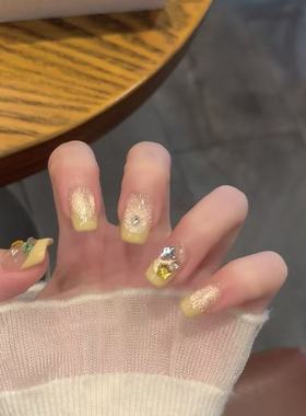 夏日奶黄色法式玻璃珠绵密金色猫眼碎钻星星蝴蝶结清透显白美甲