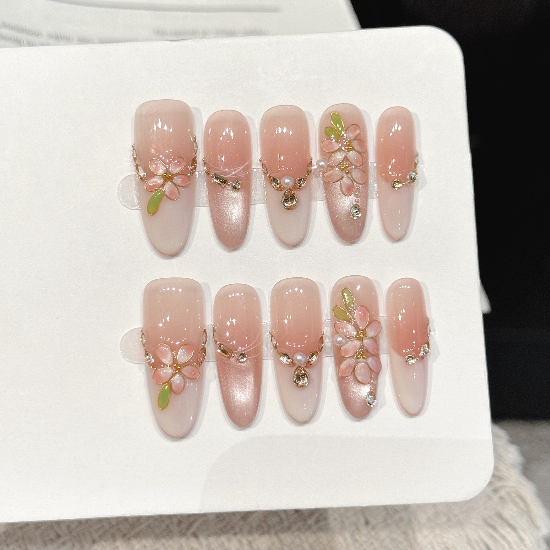 蜜桃粉珠光猫眼穿戴甲