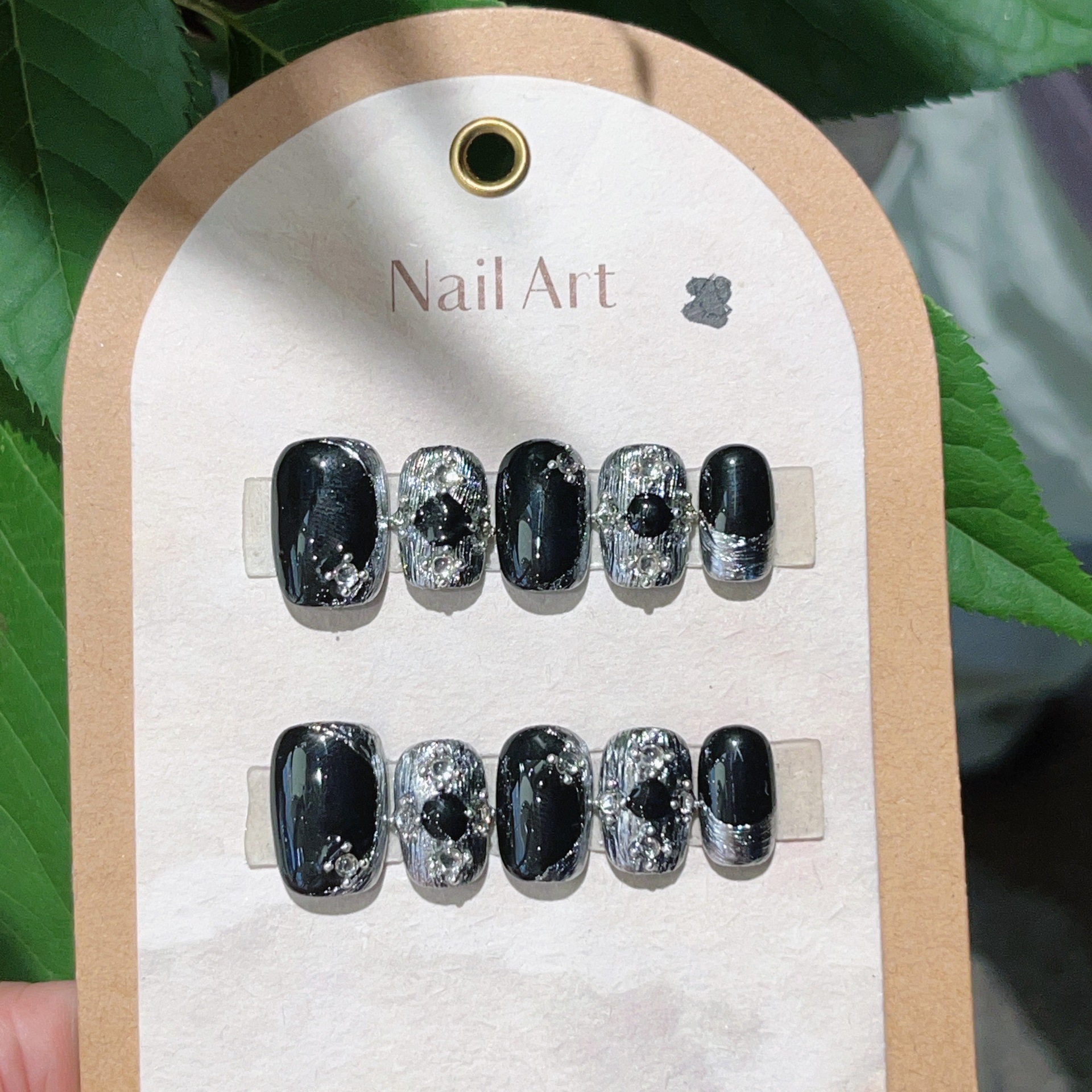 黑色闪钻短款显白纯手工美甲