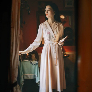 微笑向暖 法式复古翻领刺绣连衣裙 通勤日常显瘦气质款长袖裙子