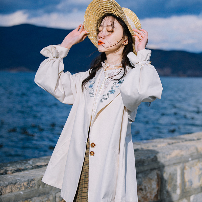 取瑟复古翻领刺绣中长款风衣