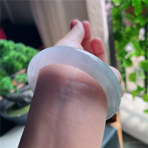 10月新品 鸿玉翡翠54圈口冰种粉底飘绿正圈玉手镯女款133V91020