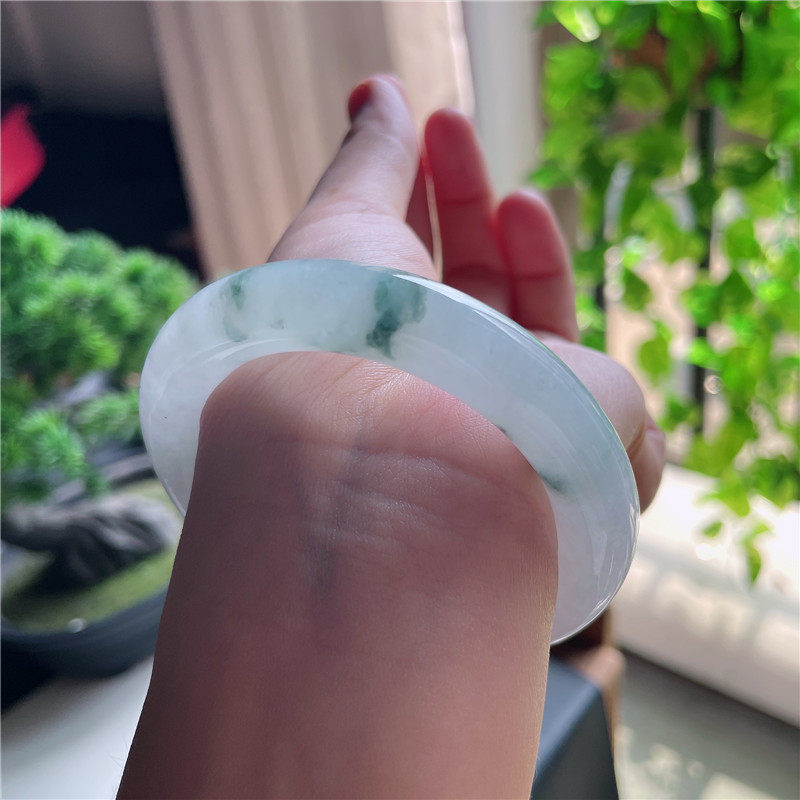 10月新品 鸿玉翡翠52圈口冰糯种飘绿花圆条玉手镯女款正品8G81023