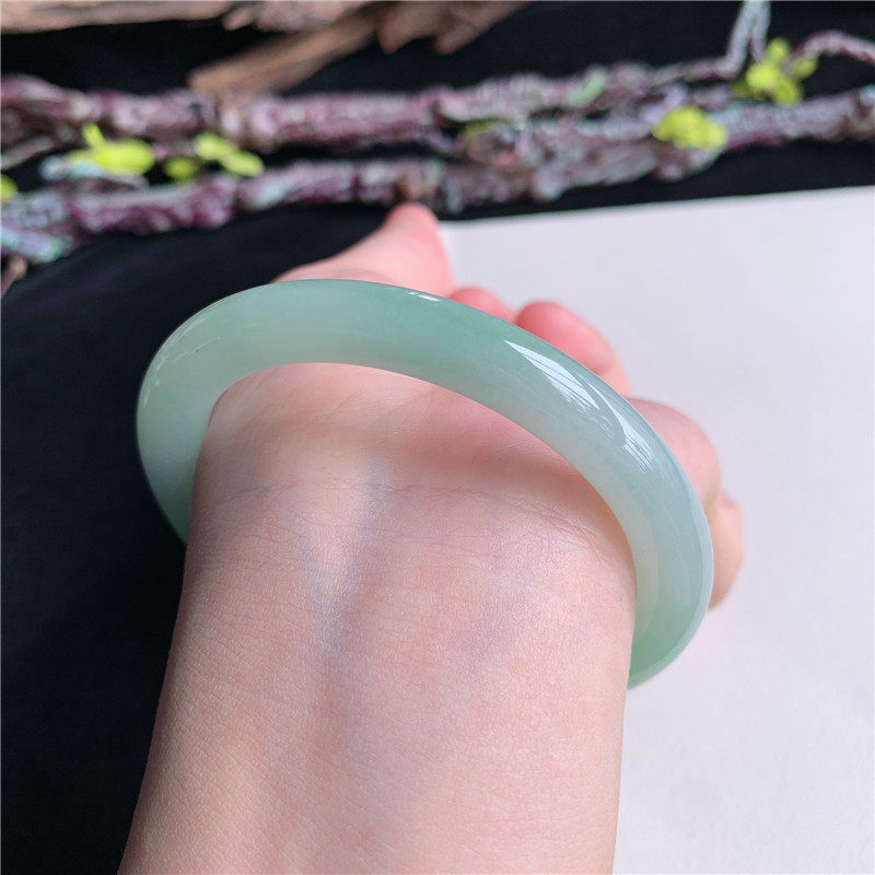 6月新品 鸿玉翡翠56圈口冰糯种晴水绿圆条玉手镯女款正品21L50602