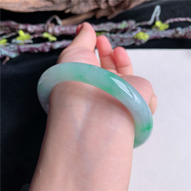 7月新品 鸿玉翡翠55圈口冰糯种飘阳绿圆条玉手镯女款正品4G80715