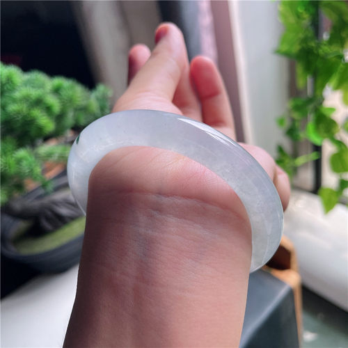9月新品 鸿玉翡翠54圈口冰种飘绿圆条玉手镯女款正品47F70924