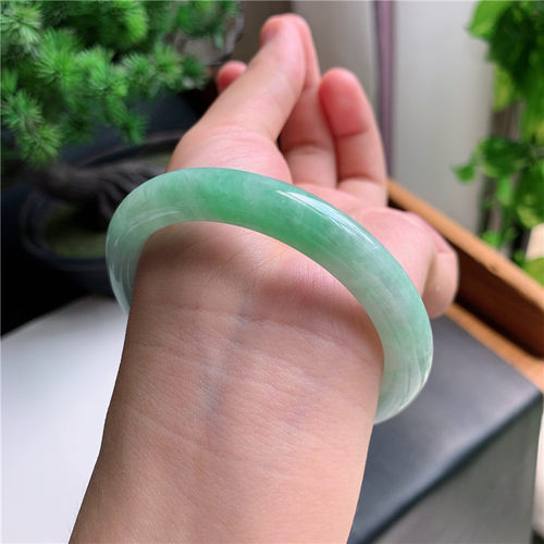 8月新品 鸿玉翡翠56圈口冰糯种飘绿正圈玉手镯女款正品9L90829