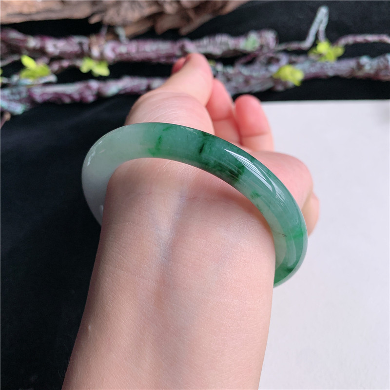 7月新品鸿玉翡翠54圈口冰糯种飘阳绿花圆条玉手镯女款正品5C90716