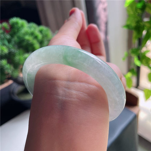 9月新品 鸿玉翡翠53圈口冰糯种飘绿圆条玉手镯女款正品10G80929