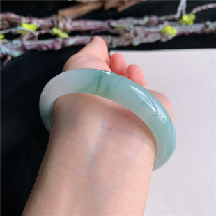 7月新品 鸿玉翡翠57圈口冰糯种飘绿花正圈玉手镯女款正品7V40702