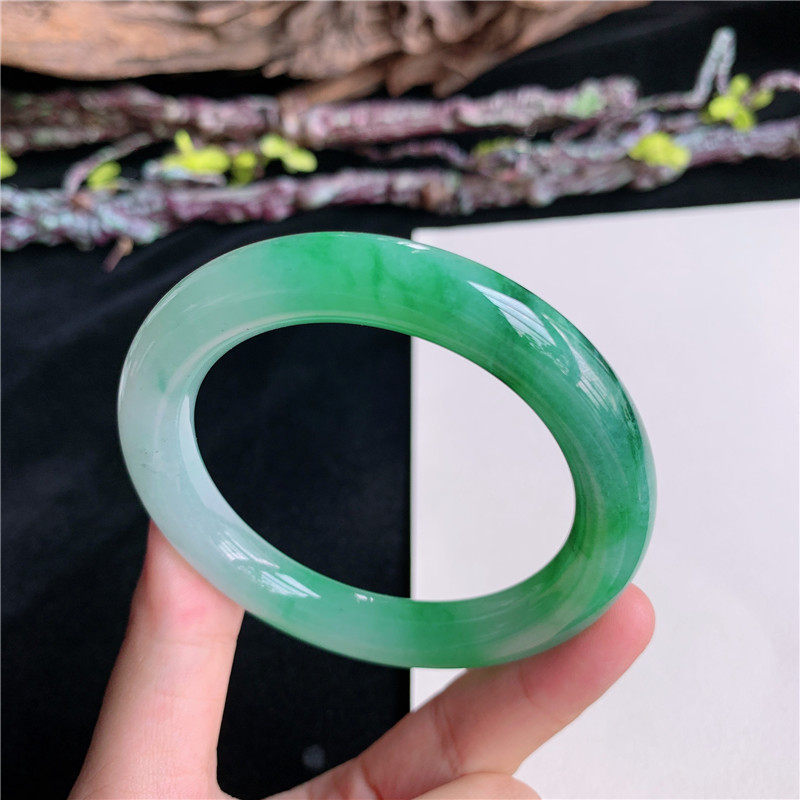 6月新品鸿玉翡翠52圈口冰糯种飘辣阳绿圆条玉手镯女款正品5D20412