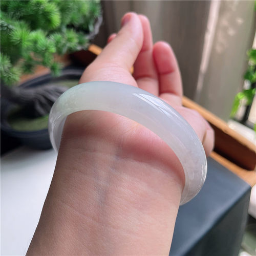 9月新品 鸿玉翡翠58圈口冰种飘淡绿正圈玉手镯女款正品33F70909
