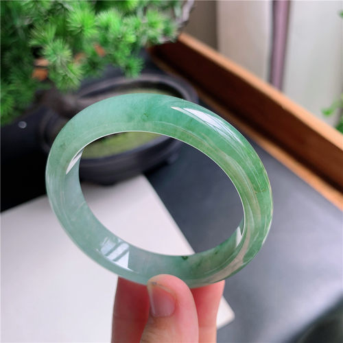 9月新品 鸿玉翡翠52圈口冰种飘绿正圈玉手镯女款正品11D10905