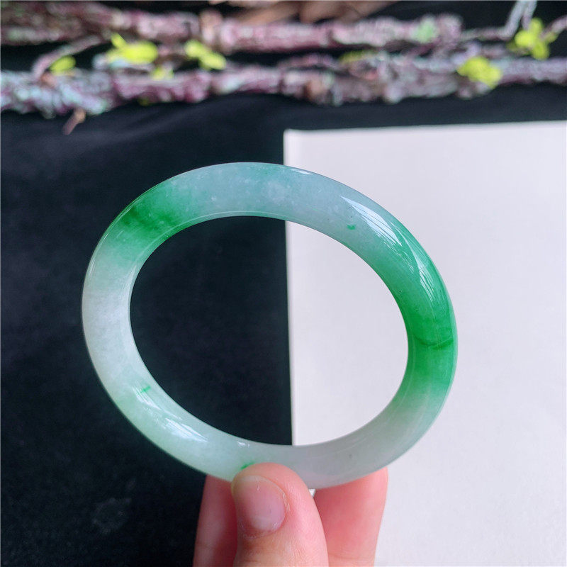 6月新品 鸿玉翡翠51圈口冰糯种飘阳绿圆条玉手镯女款正品69B90603