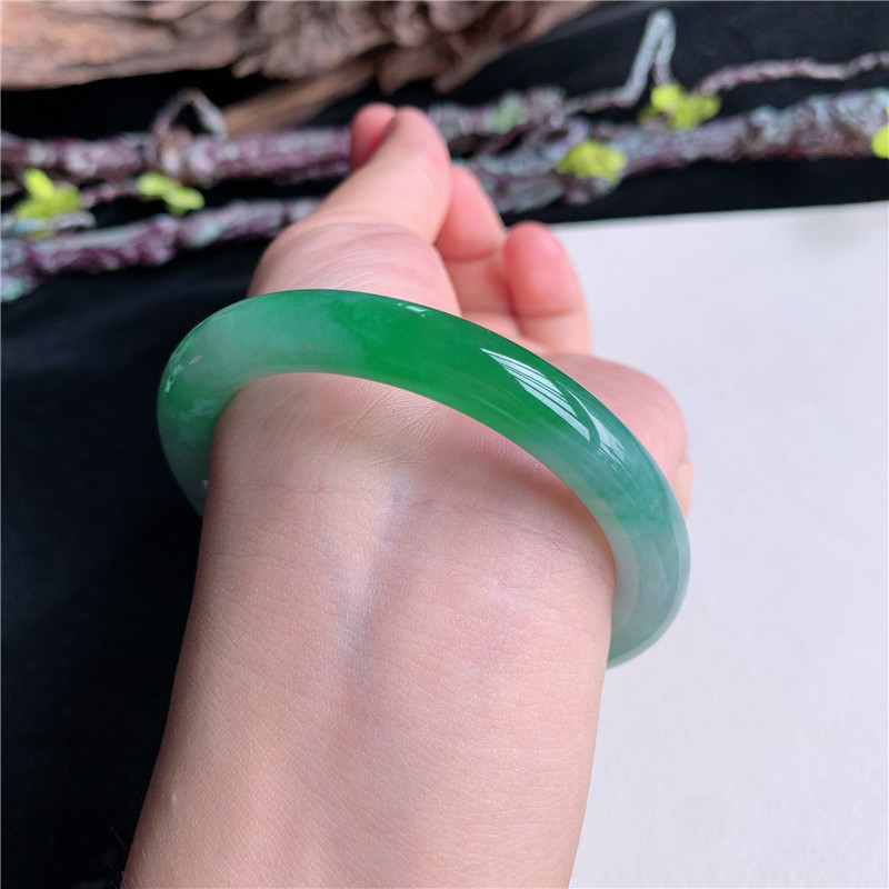 7月新品 鸿玉翡翠55圈口冰糯种飘阳绿圆条玉手镯女款正品3Y40715