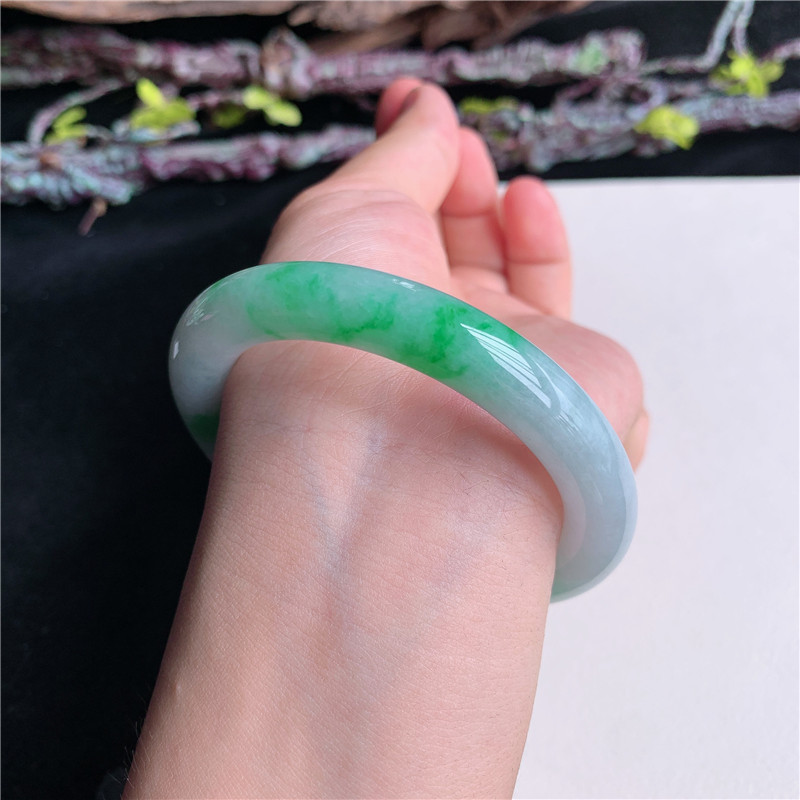 7月新品 鸿玉翡翠54圈口冰糯种飘阳绿圆条玉手镯女款正品20R90714