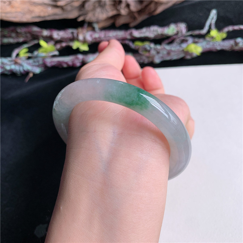 7月新品 鸿玉翡翠55圈口冰糯种飘绿花圆条玉手镯女款正品1D60716