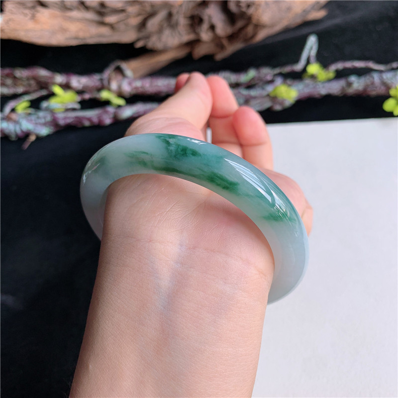 7月新品 鸿玉翡翠60圈口冰糯种飘绿花正圈玉手镯女款正品36A30703