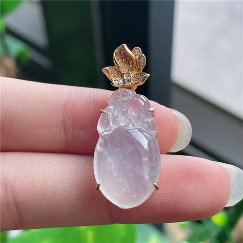 10月新品 鸿玉翡翠18k金镶嵌冰种起光白冰灵猴献桃吊坠 A941023