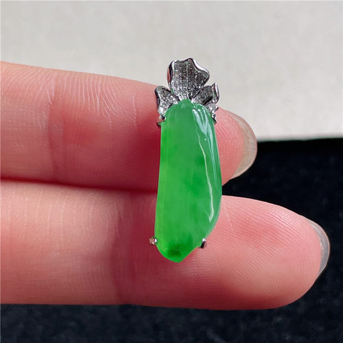 9月新品 鸿玉翡翠18k金镶嵌冰糯种满绿阳绿福瓜精美吊坠 A880905