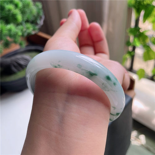 9月新品 鸿玉翡翠57圈口冰种飘绿花正圈玉手镯女款正品2Q90909