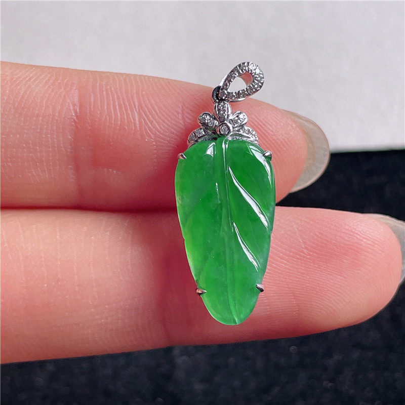 9月新品 鸿玉翡翠18k金镶嵌冰糯种满绿阳绿金枝玉叶吊坠 A940918图片