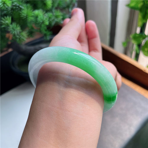 9月新品 鸿玉翡翠54圈口冰糯种飘阳绿圆条玉手镯女款正品4B60912