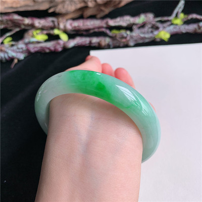 5月新品鸿玉翡翠58圈口冰糯种飘乌鸡飘阳绿正圈玉手镯女款8U50508