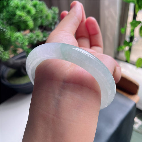 9月新品 鸿玉翡翠53圈口冰种飘淡绿圆条玉手镯女款正品2G60914