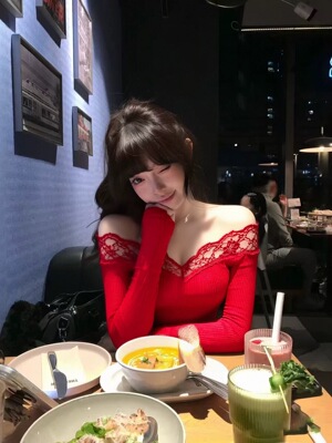 红色一字肩蕾丝拼接长袖短款上衣女秋季纯欲辣妹高级感轻奢打底衫