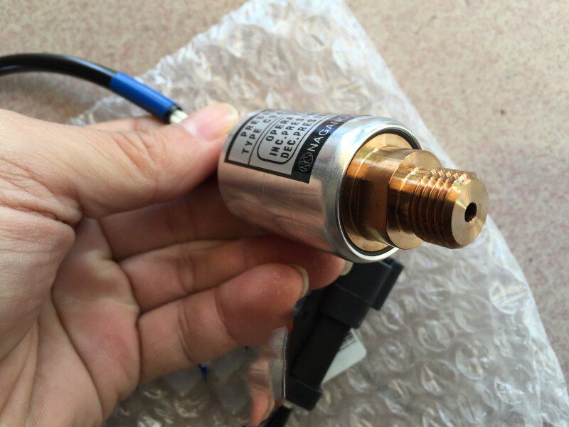 适用于小松装载机配件WA380铲车470紧急制动开关压力传感器