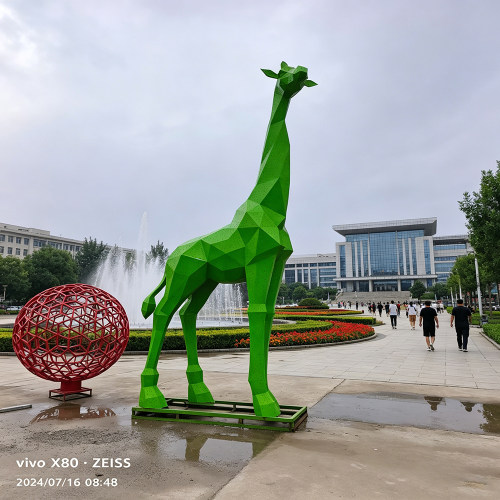 不锈钢切面长颈鹿雕塑户外广场