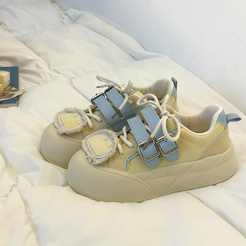 可爱奶黄色厚底小白鞋子女学生2025秋季新休闲面包鞋皮面百搭板鞋