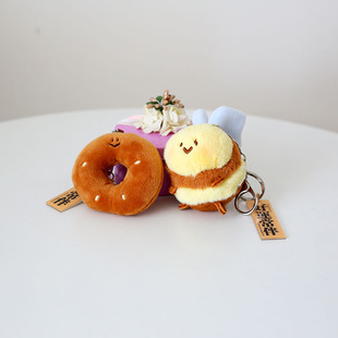 正版 毛绒卡通小蜜蜂面包圈公仔圈bee磁吸钥匙扣包挂件节日礼物女