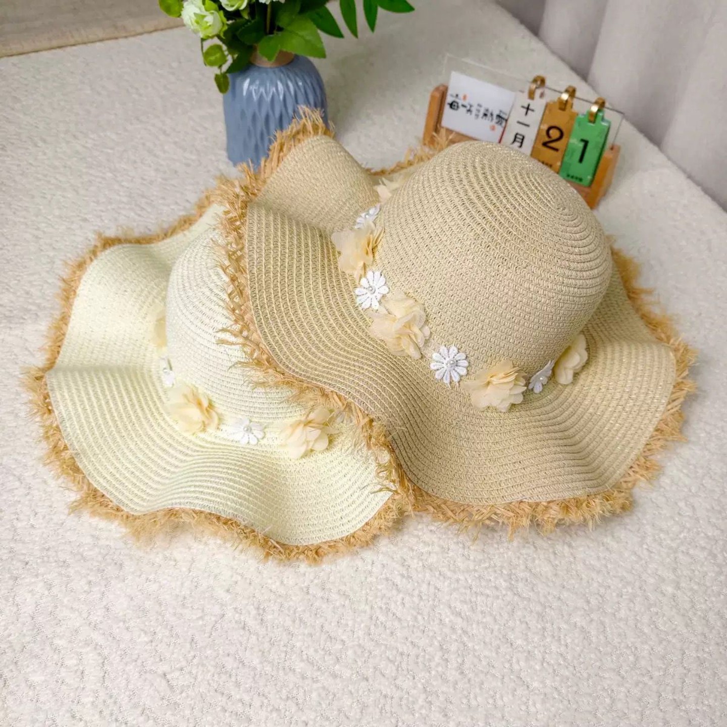 新款度假风拉菲草遮阳帽花环女太阳帽大檐草帽夏季防晒海边沙滩帽