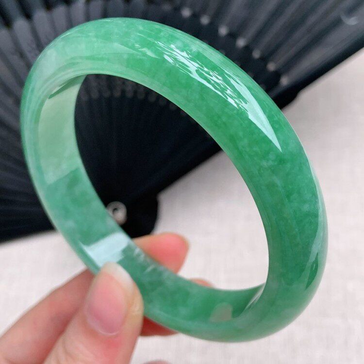 冰糯种满绿苹果绿翡翠处理玉手镯