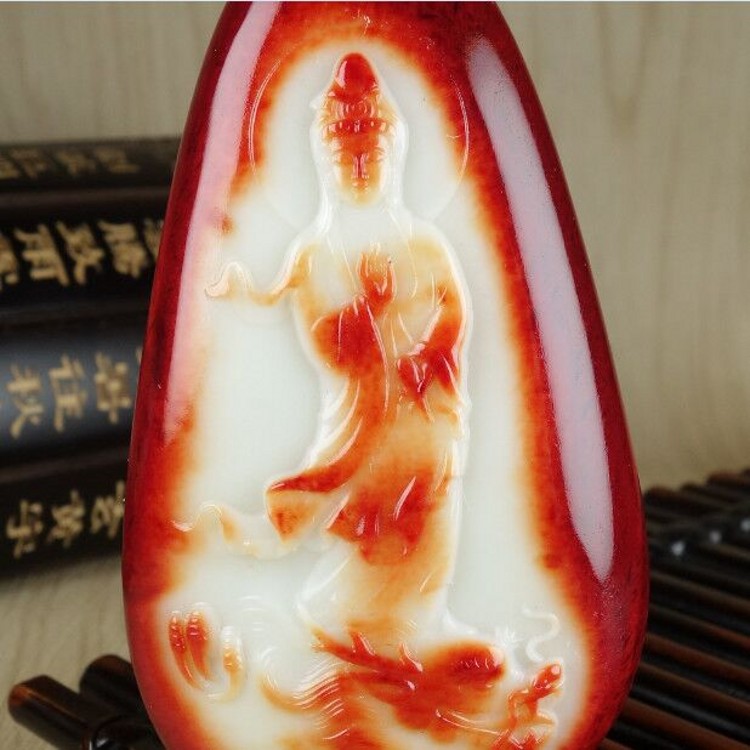 和田玉籽料带红皮御龙观音吊坠