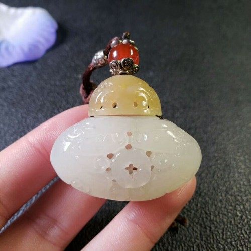 镂空香囊女款附证书天然和田玉