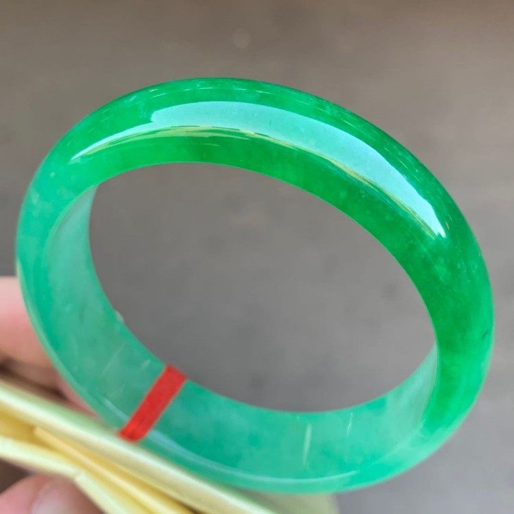 冰糯种飘绿半山半水翡翠处理玉镯
