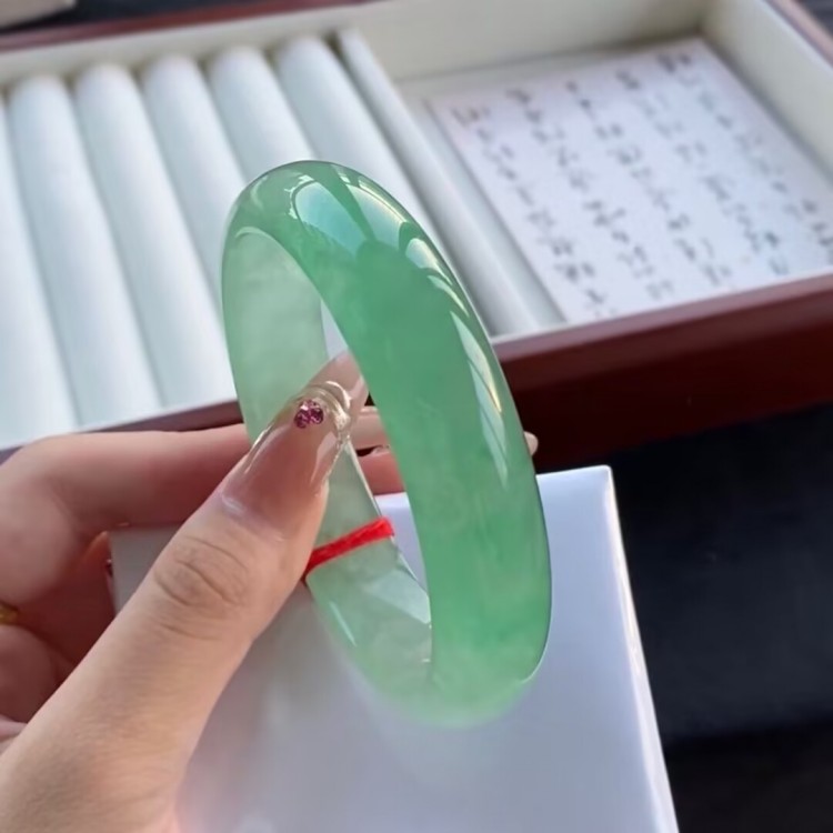 冰糯种浅果绿色翡翠处理玉镯
