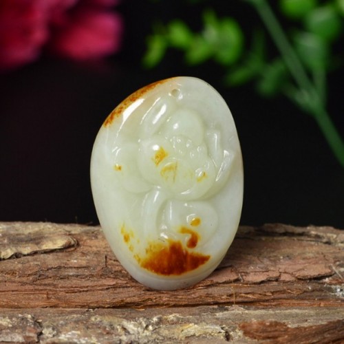 原石带红皮白玉籽料莲花挂件