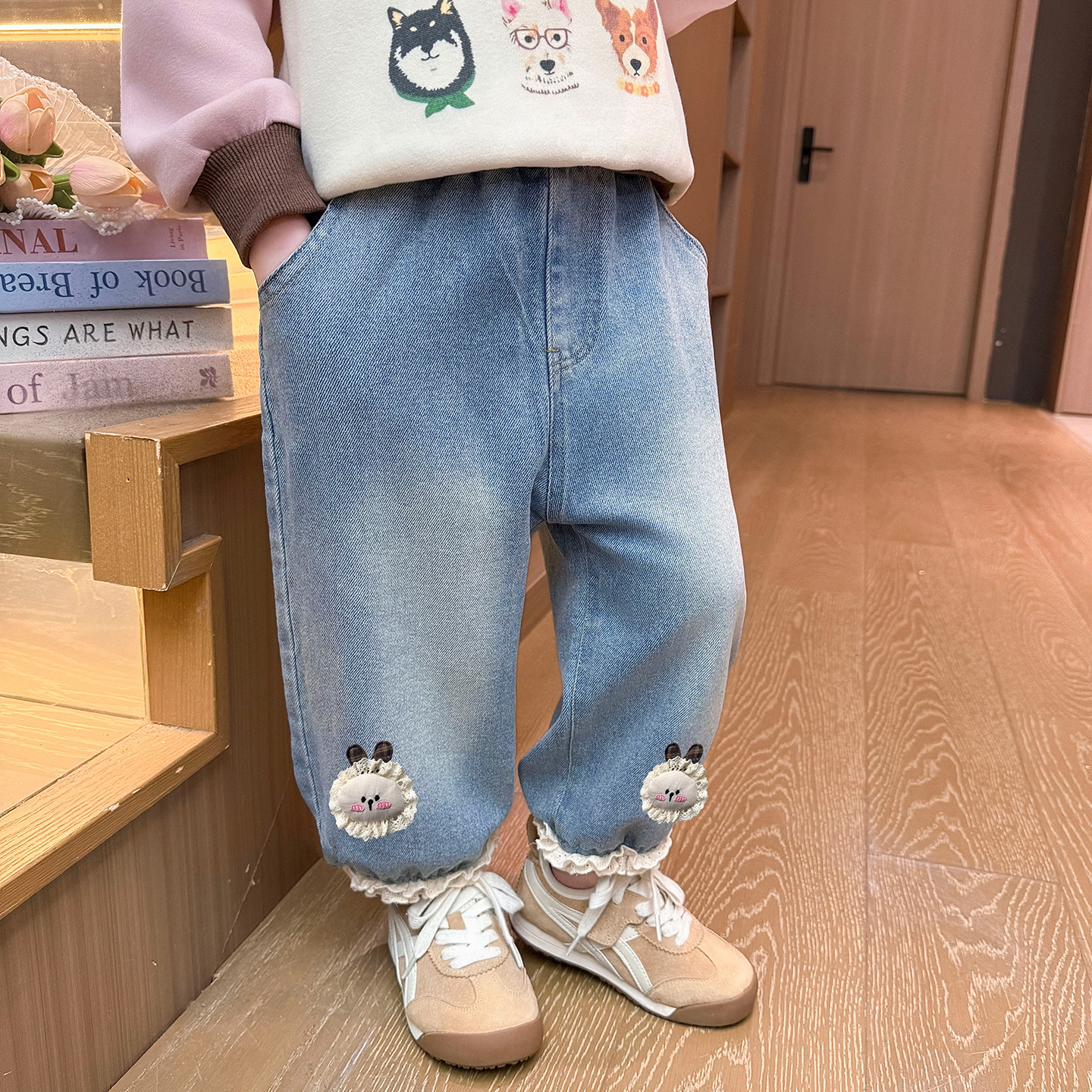 女童洋气宽松牛仔裤春秋季2026新款女宝宝卡通图秋装儿童休闲裤子