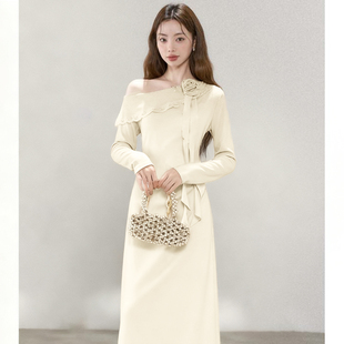 绝美斜肩修身针织连衣裙女2025秋冬新款设计感独特掐腰长裙D4198