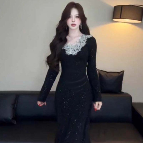 2025秋冬季新款法式花朵领口长袖针织感修身显瘦连衣裙D4224