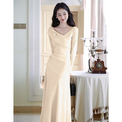 送胸花大气温柔气质长裙2025秋季新款高级感打底长袖连衣裙D4012