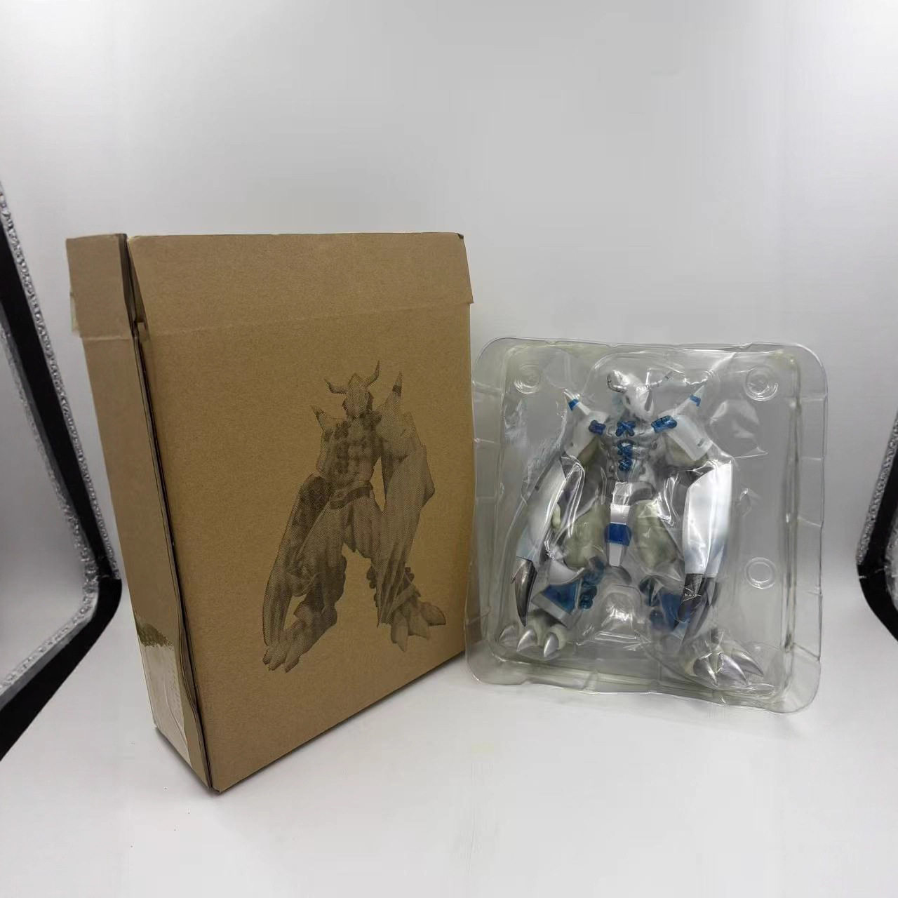 【现货】数码宝贝白色战斗暴龙兽