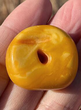 蓝莲花9.92克桔黄色古董老蜜蜡饼子琥珀吊坠钥匙孔保真31x28x16mm