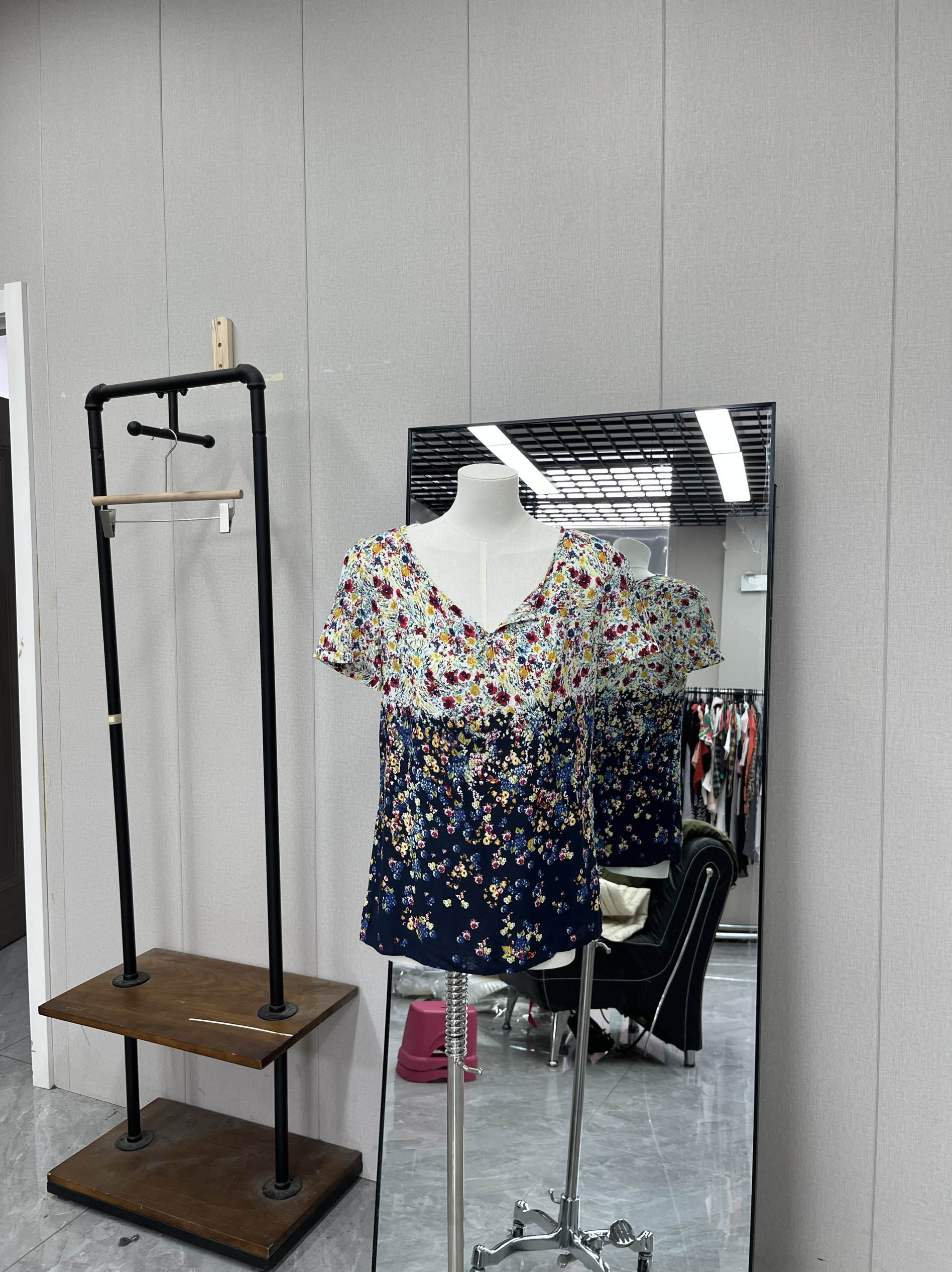 埃斯家时尚短袖T恤衫渐变设计舒适宽松V领田园风款