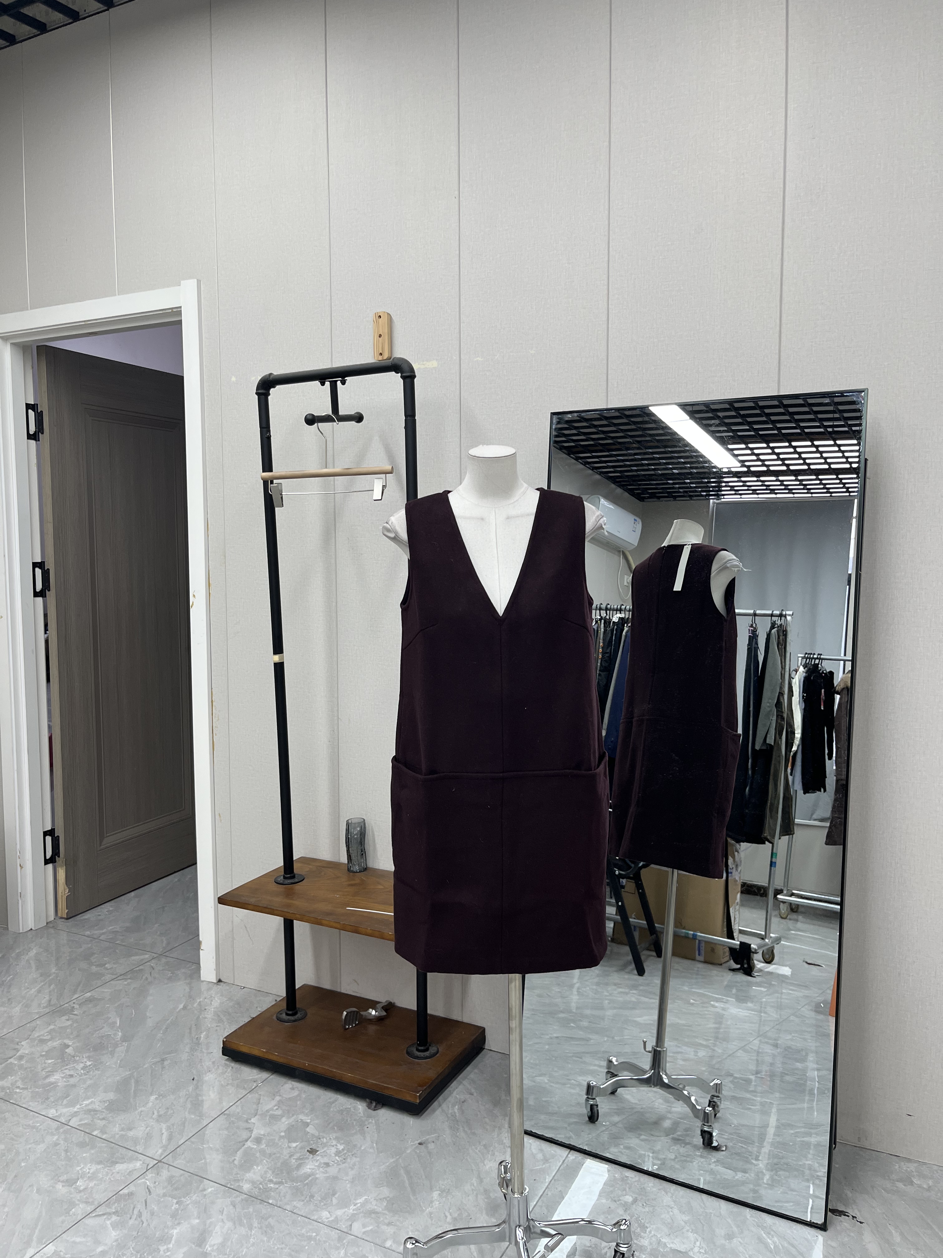 高级呢料无袖马甲裙时尚百搭暗红色休闲V领气质通勤